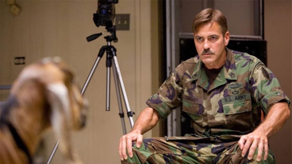 Vuohia tuijottavat miehet