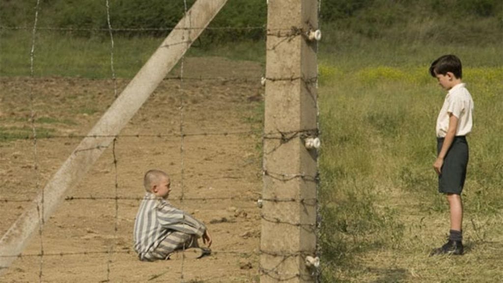 Poika raidallisessa pyjamassa