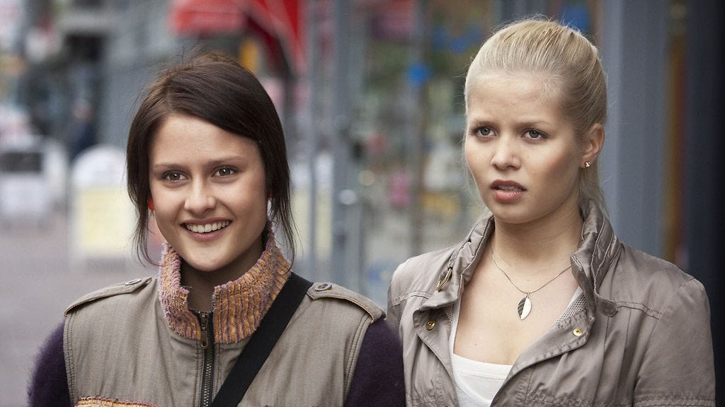 Milla Kaitalahti "Salla" ja Pihla Maalismaa "Lulu" - Raimo O Niemen elokuvassa Roskisprinssi