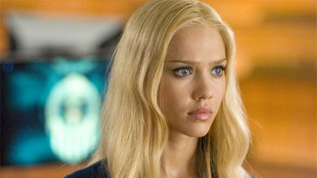 Jessica Alba tekee sähäkän roolin Hopeasurffarissa.