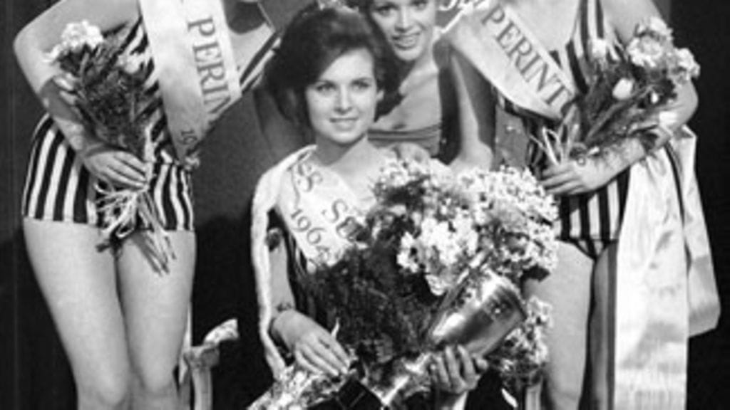 Kouvolasta kotoisin ollut Suosmaa oli vain 17-vuotias, kun hänet valittiin Miss Suomeksi. Samana vuonna perintöprinsessoiksi valittiin Maila Östring ja Sirpa Wallenius.