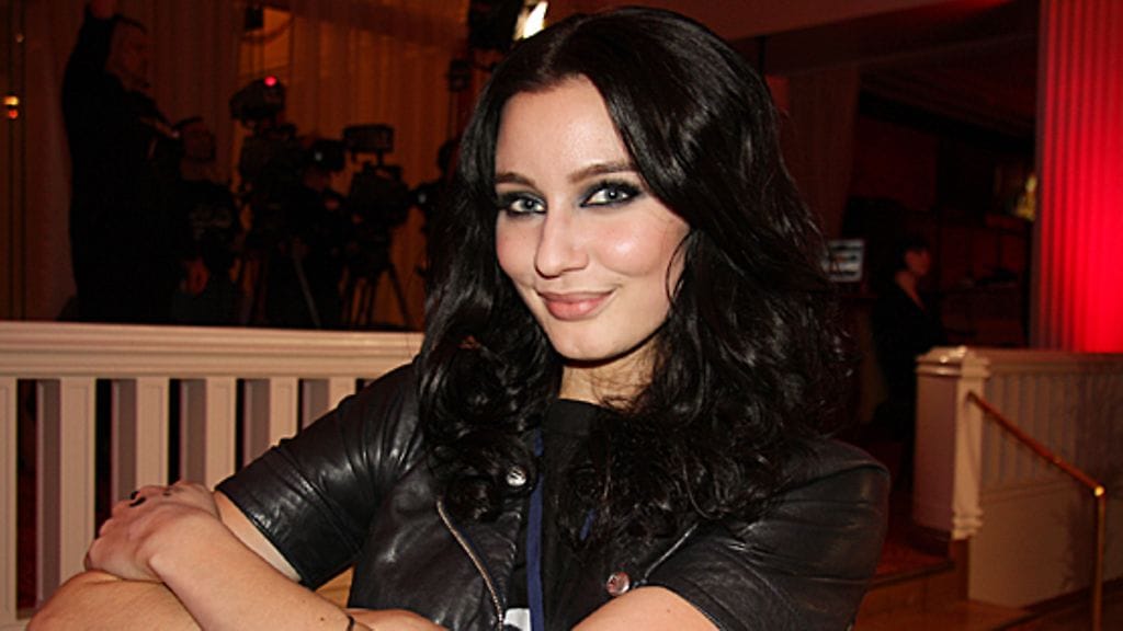 Noora Hautakangas poseeraa taidekuvissa hyväntekeväisyystarkoituksessa. Kuva: MTV3.