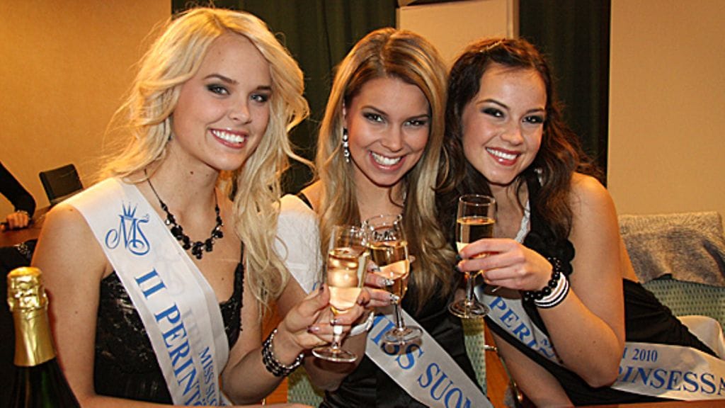 Susanna Turja, Viivi Pumpanen ja Anne Nurminen missiristeilyllä. Kuva: MTV3.