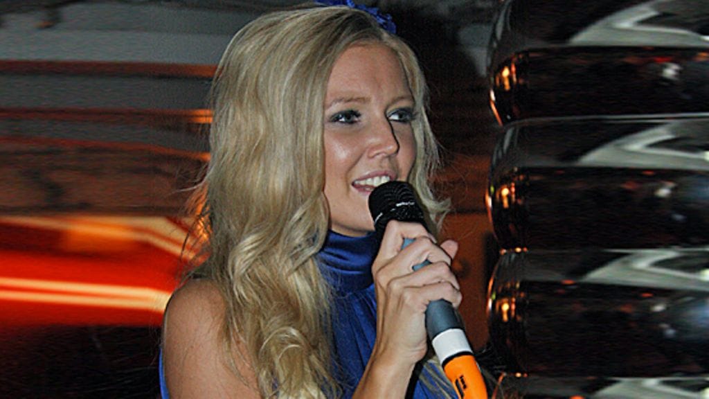 Essi Pöysti revitteli karaokessa missiristeilyllä 19. tammikuuta 2010. Kuva: MTV3.