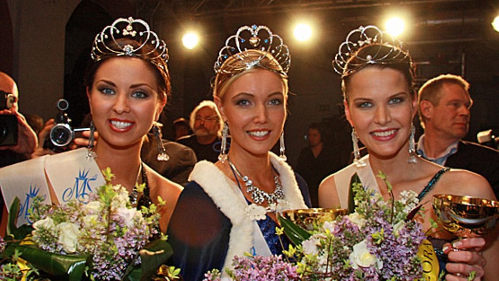 Miss Suomi Essi Pöysti sekä perintöprinsessat Elsi Suolanen ja Linda Wikstedt. Kuva: MTV3.