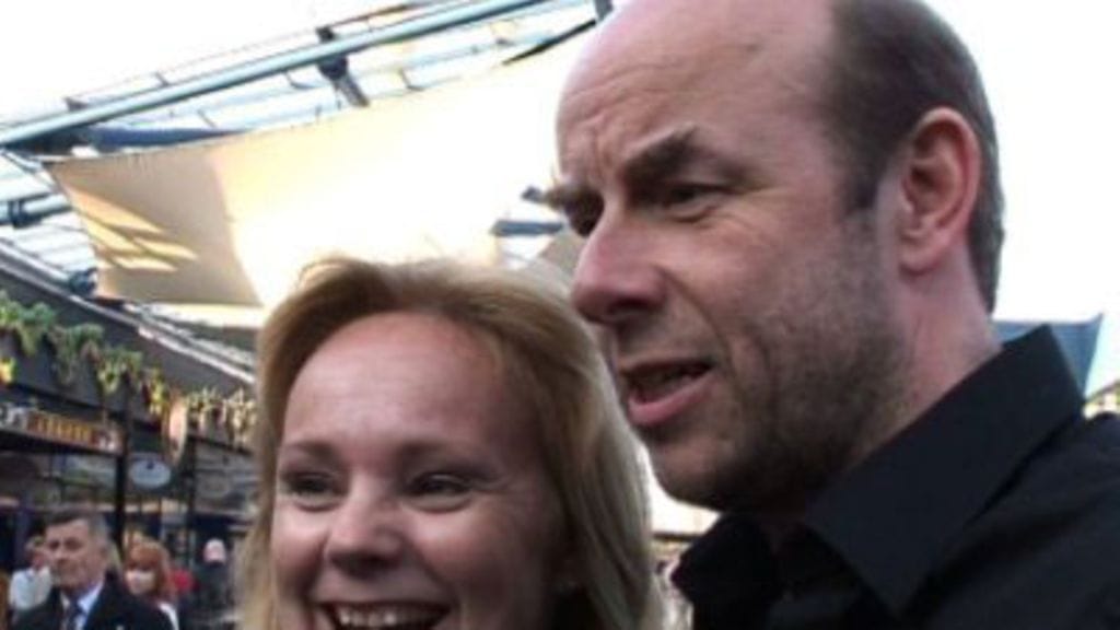 Risto Kaskilahti ja vaimo Sari Puumalainen riisuvat yhdessä lavalla (Kuva: MTV3)