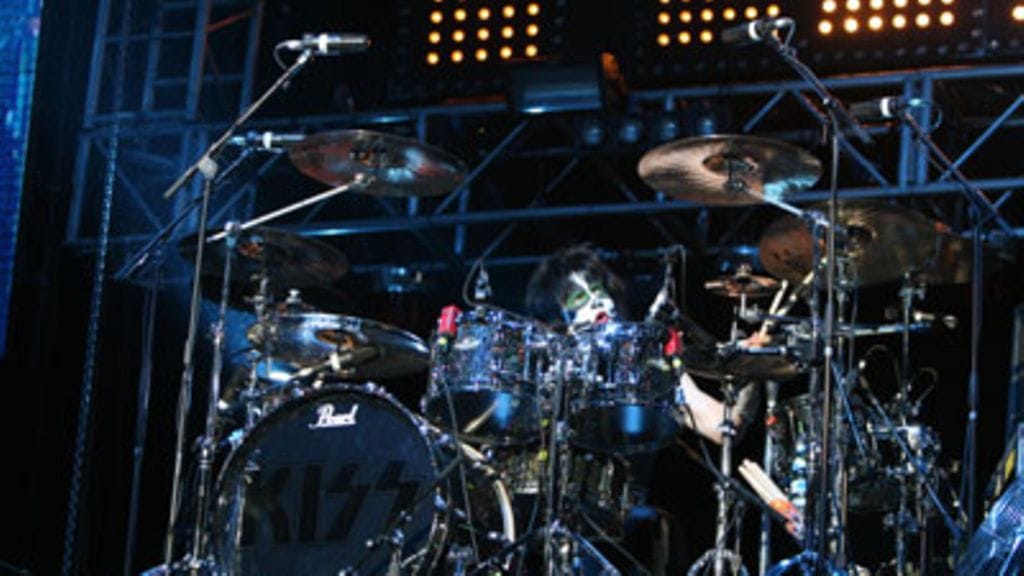 Näin paukkuivat Kissin rummut (Kuva: Tomi Natri)