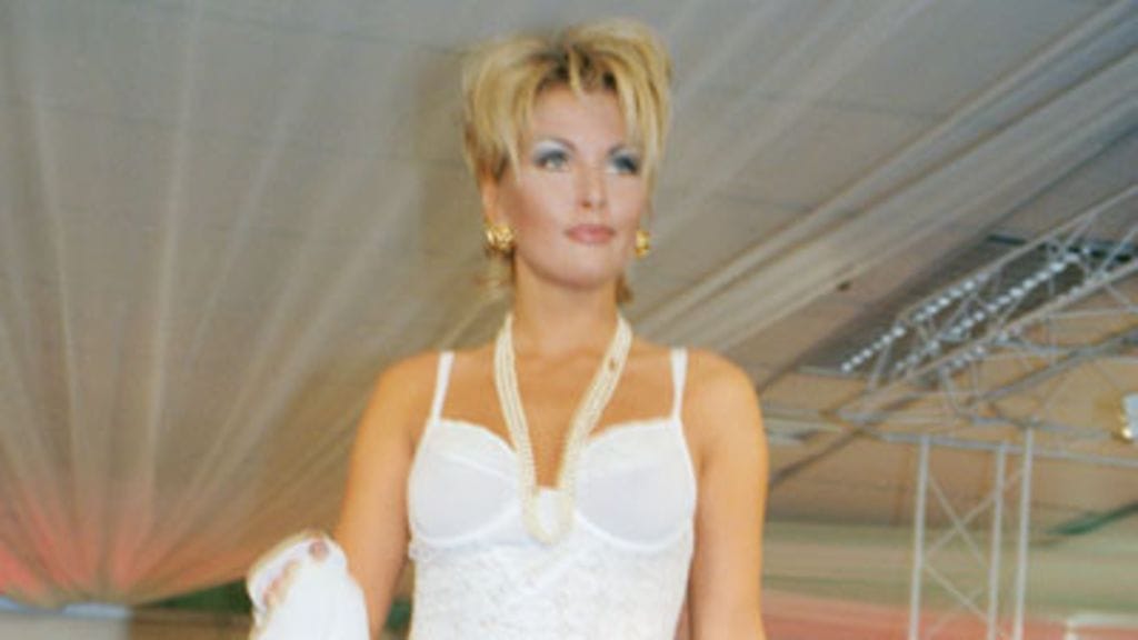 Malli Tanja Vienonen Helsingin kansainvälisillä muotimessuilla. 31.1.1994. Kuva: Lehtikuva/Marja Airio