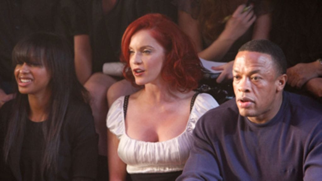 Carmit Bakar muotinäytöksessä. (Kuva: Michael Buckner/Getty Images)