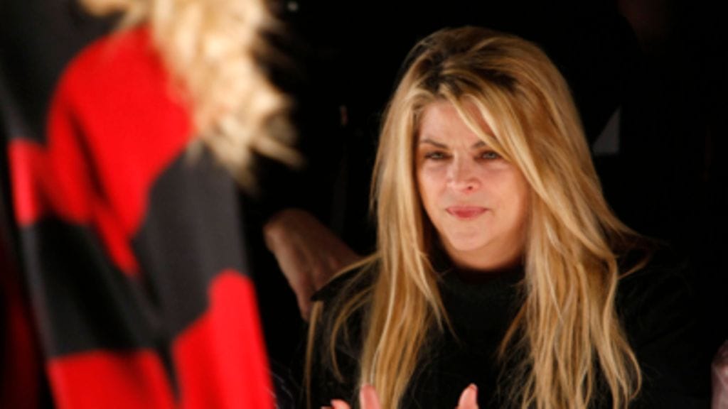 Kirstie ihastelee muotiluomuksia. (Kuva: Michael Buckner/Getty Images for IMG)