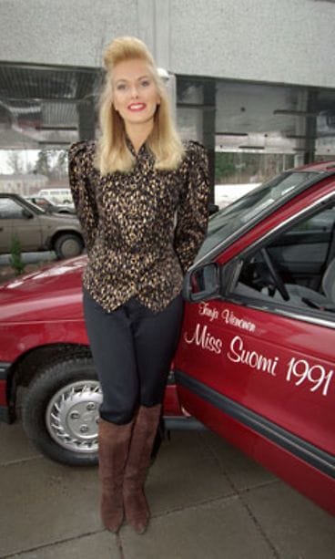 Kuva: A-V Peltonen/Lehtikuva. Miss Suomi Tanja Vienonen edustusautonsa vierellä. 25.2.1991