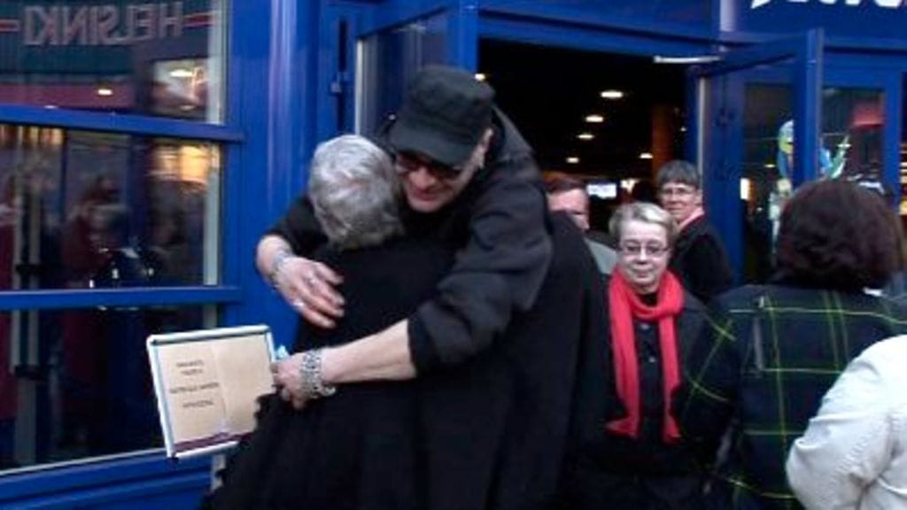 Jussi Lampi sai lämpimiä halauksia. (Kuva: Viihdeuutiset)