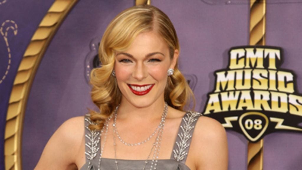 LeAnn Rimes ihmetytti asuvalinnallaan. (Kuva: Stephen Lovekin/Getty Images)