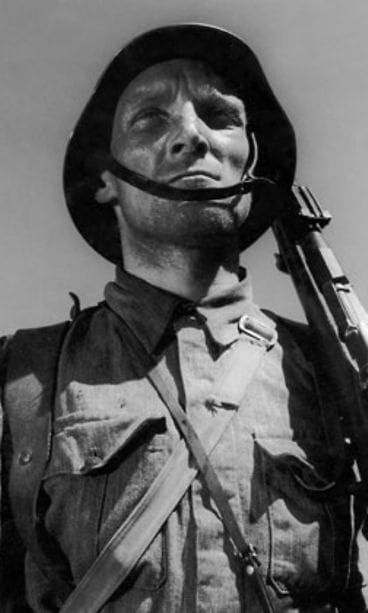 Åke Lindman esitti alikersantti Lehtoa Edvin Laineen Tuntemattomassa sotilaassa. (Kuva: Kansallinen audiovisuaalinen arkisto)