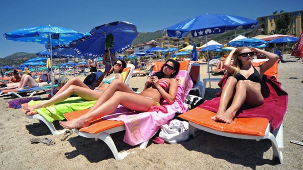 Essi Pöysti, Elsi Suolanen ja Linda Wikstedt Turkin Alanyassa (kuva: Hans Lehtinen)