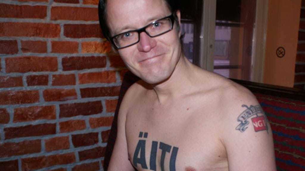 Wallu Valpio esittelee tatuointejaan. (Kuva: Santtu Palm/MTV3)