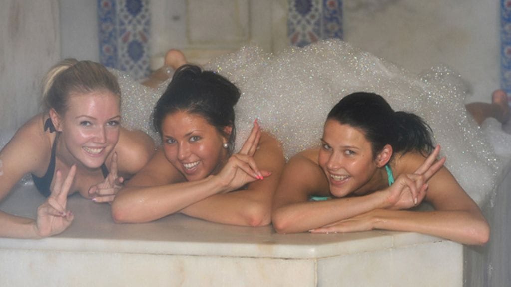 Essi Pöysti, Elsi Suolanen ja Linda Wikstedt Turkin Alanyassa (kuva: Hans Lehtinen)