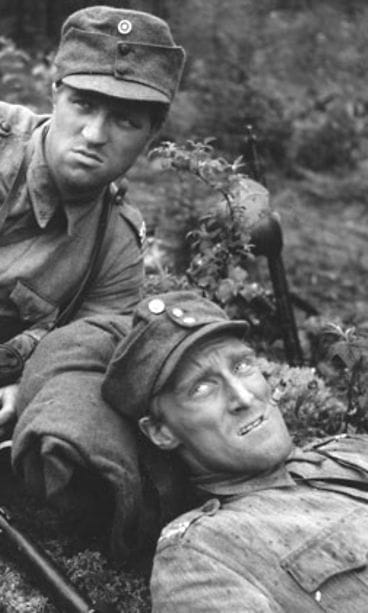 Veikko Sinisalo ja Åke Lindman Tuntemattomassa sotilaassa. (Kuva: Kansallinen audiovisuaalinen arkisto)
