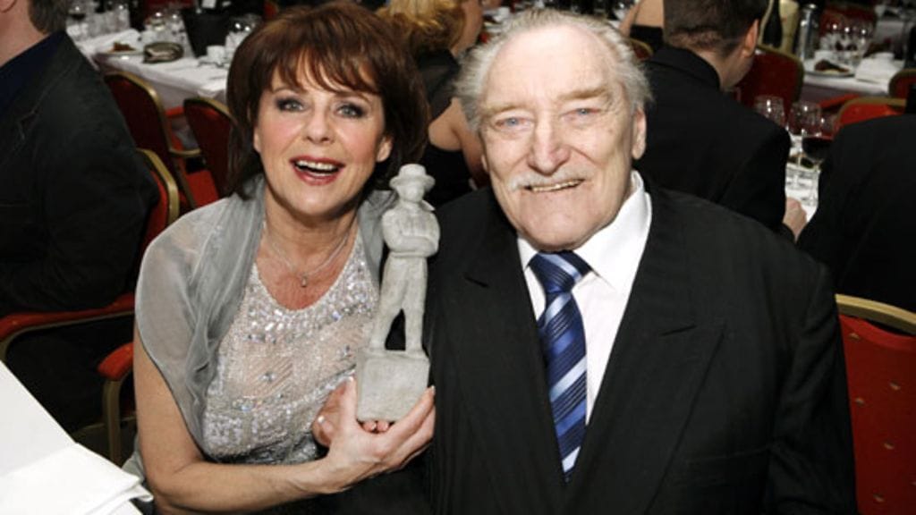 Pirkko Mannola ja Åke Lindman Jussi-gaalassa vuonna 2008. Åke palkittiin urastaan erikois-Jussilla. (Kuva: Heikki Saukkomaa/Lehtikuva)