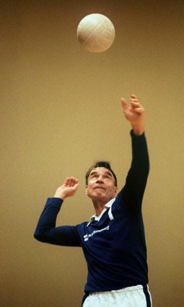 Mauno Koivisto vuonna 1982 pelaamassa lentopalloa (Lehtikuva)