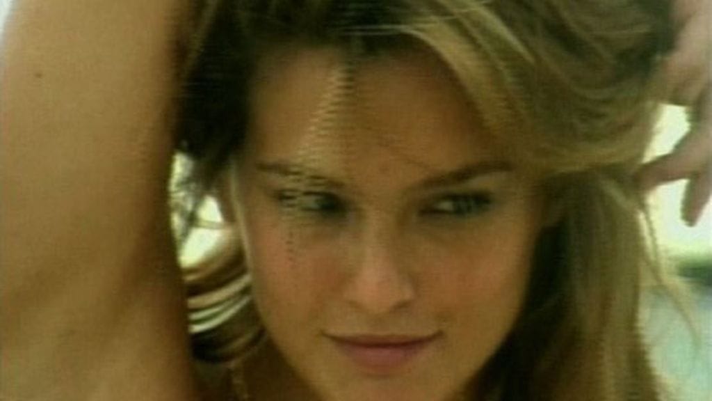 Bar Refaeli Sports Illustratedin bikinikuvissa. (Kuva: APTN)