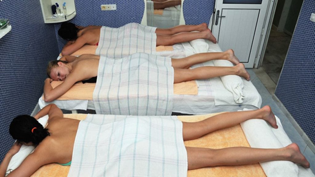 Essi Pöysti, Elsi Suolanen ja Linda Wikstedt Turkin Alanyassa (kuva: Hans Lehtinen)