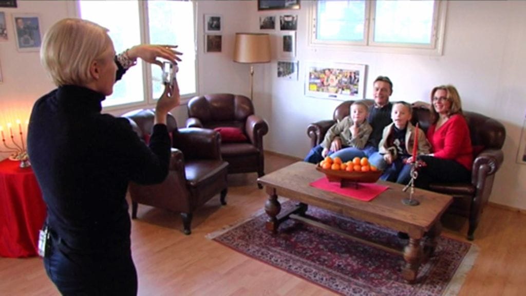 Anna Perho kuvaa Timo T.A. ja Nina Mikkosen perhettä Myrskylässä (MTV3)