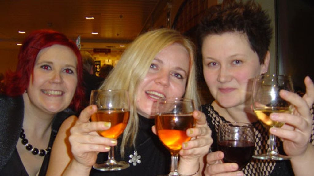 Maajussille morsian -ohjelmasta tutut Elina Saastamoinen, Hannakaisa Lähde ja Päivi Sorsa risteilyllä.