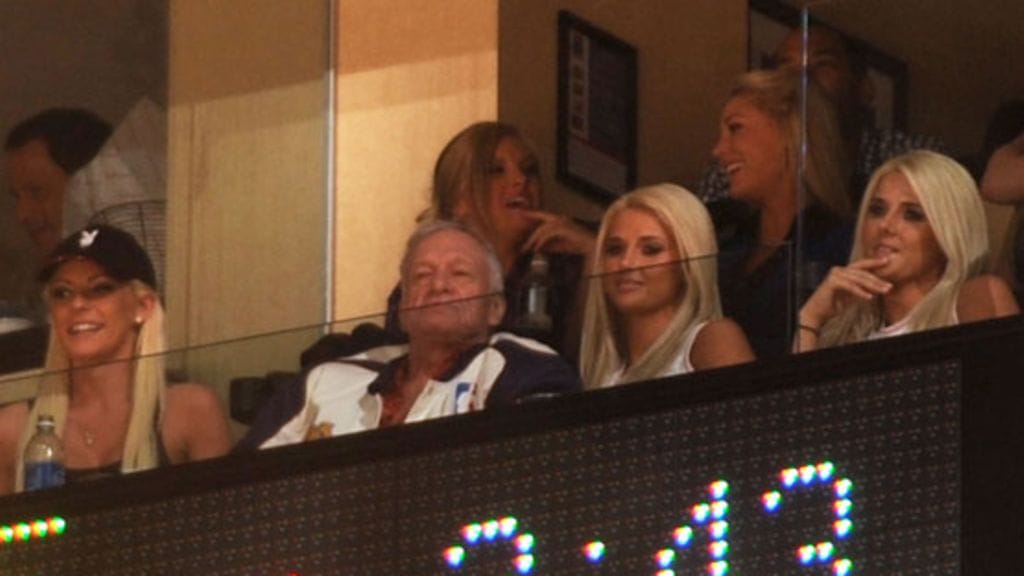 Hugh Hefner tyttöineen Lakers-katsomossa. (Kuva: Noah Graham/National Basketball)