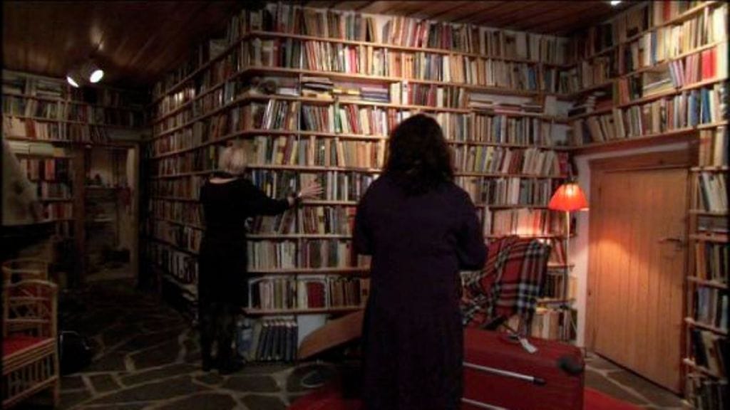 Dekkarikirjailija Leena Lehtolainen esittelee kirjahyllyään Anna Perholle. (Kuva: MTV Oy)