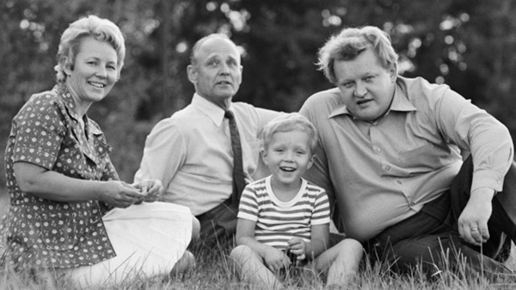 Eeva, Oiva, Marko ja Martti Ahtisaari Tansaniassa 1973 (Lehtikuva)