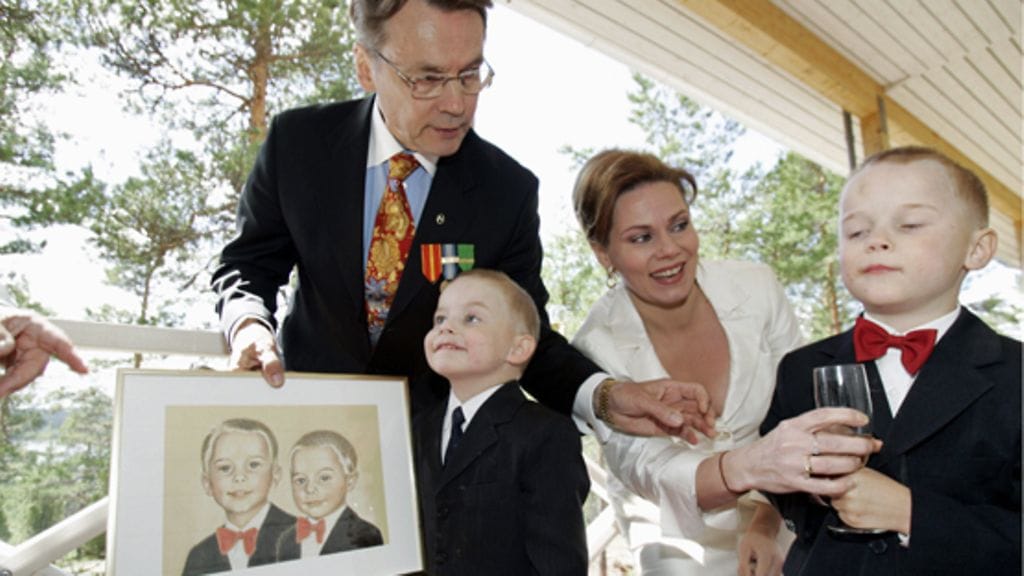 Timo T.A. Mikkosen 60 vuotissyntymäpäivillä Timo, Nina sekä pojat Matias ja Mikael Mikkonen 15.kesäkuuta 2007. (Lehtikuva)