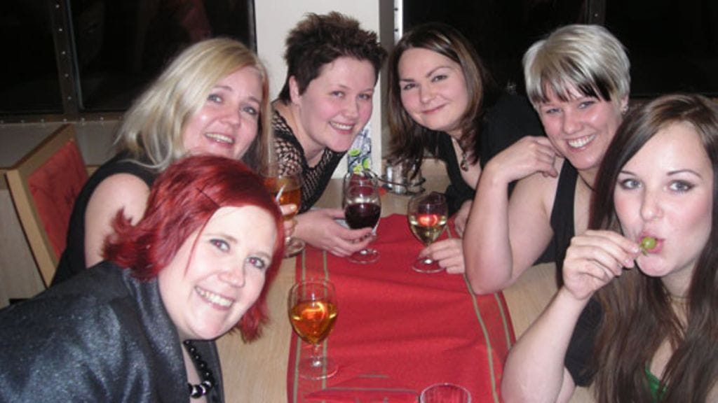 Maajussille morsian -ohjelmasta tutut Elina Saastamoinen, Hannakaisa Lähde, Päivi Sorsa, Sanna Nerola, Kati Nevala ja Maija Halme risteilyllä.