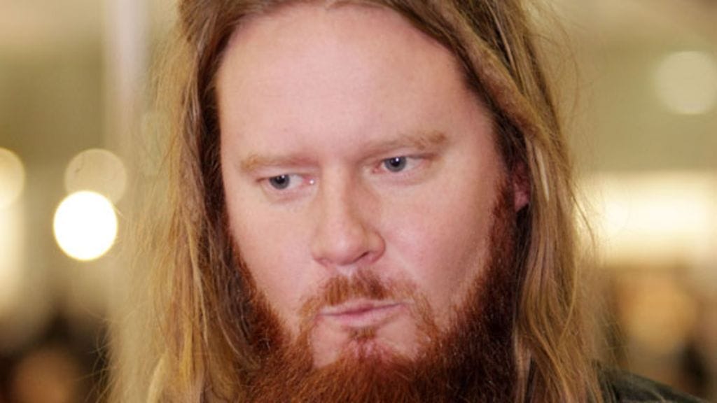 Jouni Hynynen lehdesä: Olen perussuomalainen. Kuva: Lehtikuva.