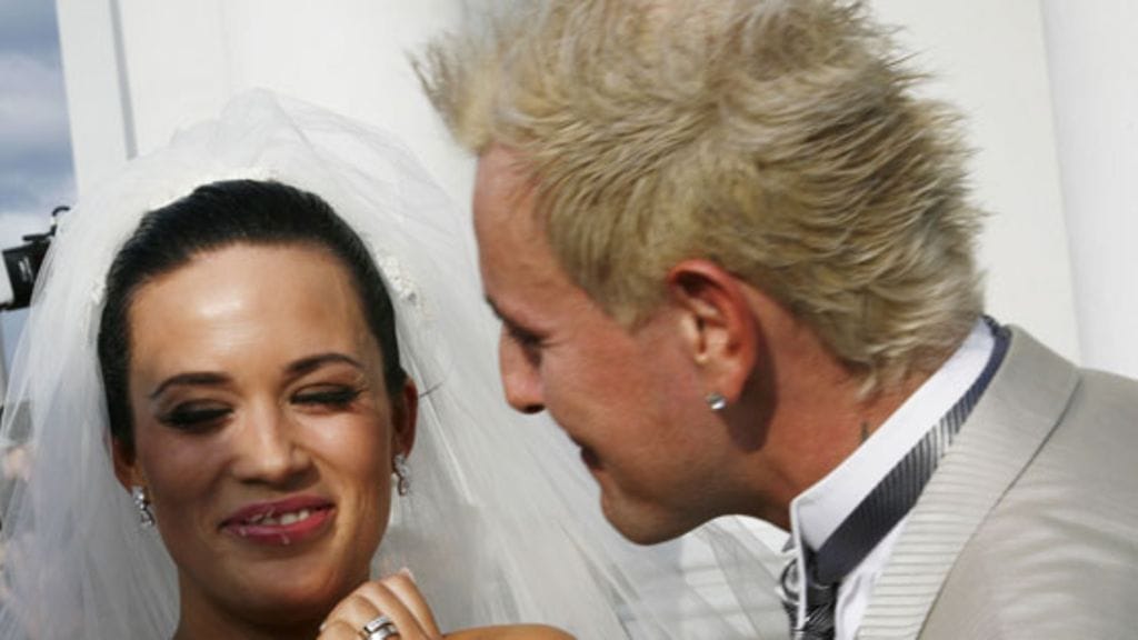 Martina Aitolehti ja Esko Eerikäinen menivät naimisiin kesällä 2008. (kuva: Tea Karvonen/Lehtikuva)