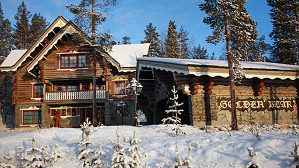 Teollisuusneuvos Jorma Lillbackan komea Levin hirsilinna, jonka erottaa erikoisen Golden Bear -kyltin ansiosta.