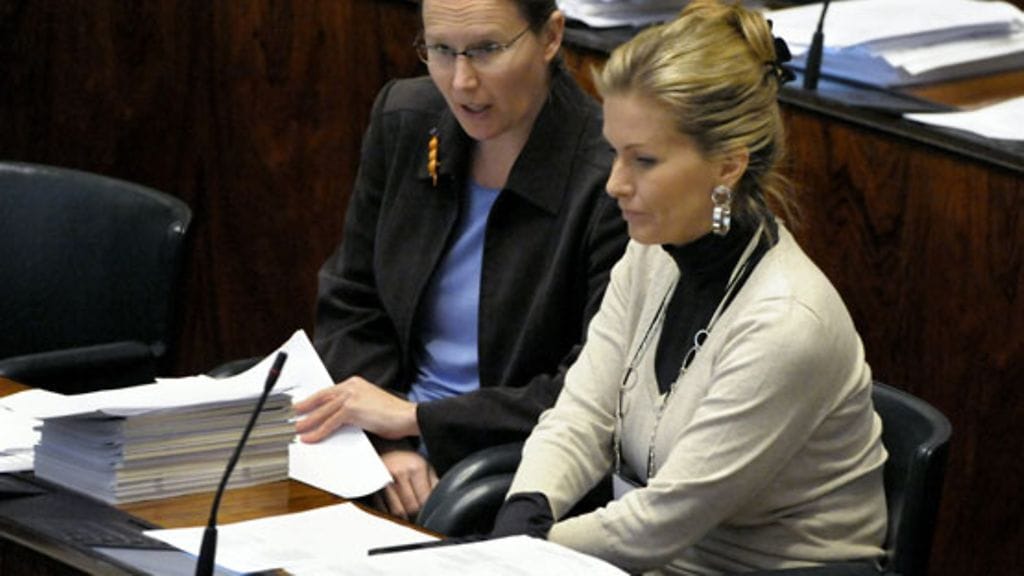 Kansanedustaja Tanja Karpela eduskunnassa 13.2.2009. (Kuva: Kimmo Mäntylä/Lehtikuva)