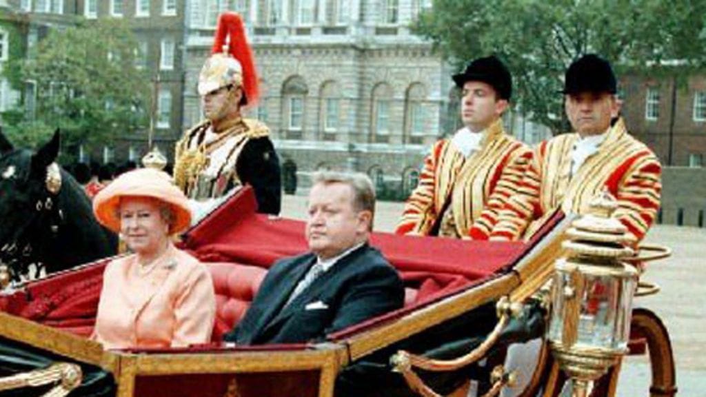 Kuningatar Elisabet ja Martti Ahtisaari (Lehtikuva)