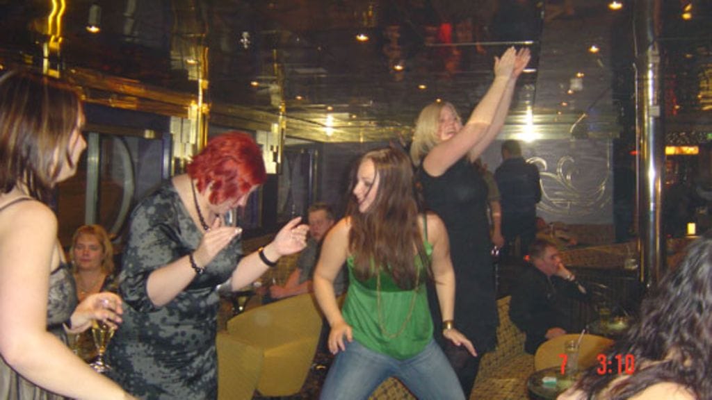 Maajussille morsian -ohjelmasta tutut naiset diskoilemassa.