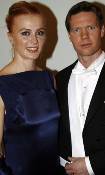 Hiihtäjä Virpi Kuitunen ja kihlattu Kenneth Westerlund itsenäisyyspäivän vastaanotolla presidentinlinnassa vuonna 2006. (Kuva: Sari Gustafsson/Lehtikuva)