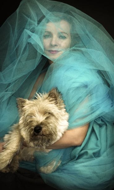 Marja Aarnipuro Roosa nauha -kampanjassa. (Kuva: Kira Gluschkoff)