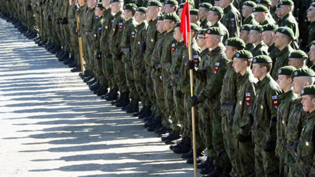 Kasarmi-sarja näyttää Vekaranjärven varuskunnan arjen. Kuva: MTV Oy.