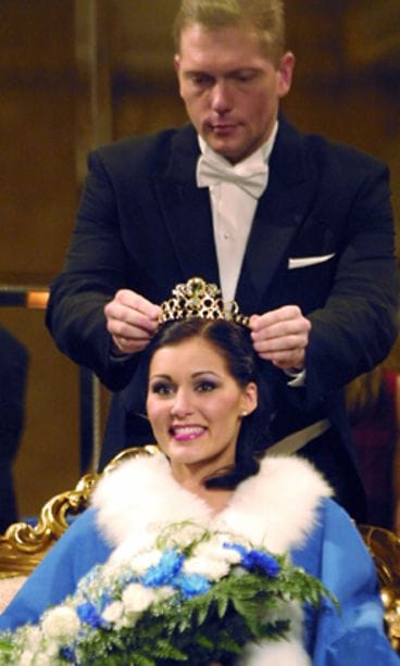 Marianne Harjula kruunattiin Miss Miljoonaksi 2001.