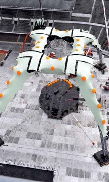 U2:n Kynneksi nimetty jättimäinen konserttilava Helsingin Olympiastadionilla. (Kuva: Sari Gustafsson/Lehtikuva)