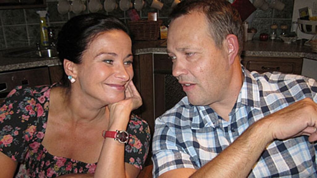 Sievisten perheen vanhempia Salatuissa elämissä näyttelevät Johanna Nurmimaa ja Timo Jurkka. (Kuva: MTV3 Oy)