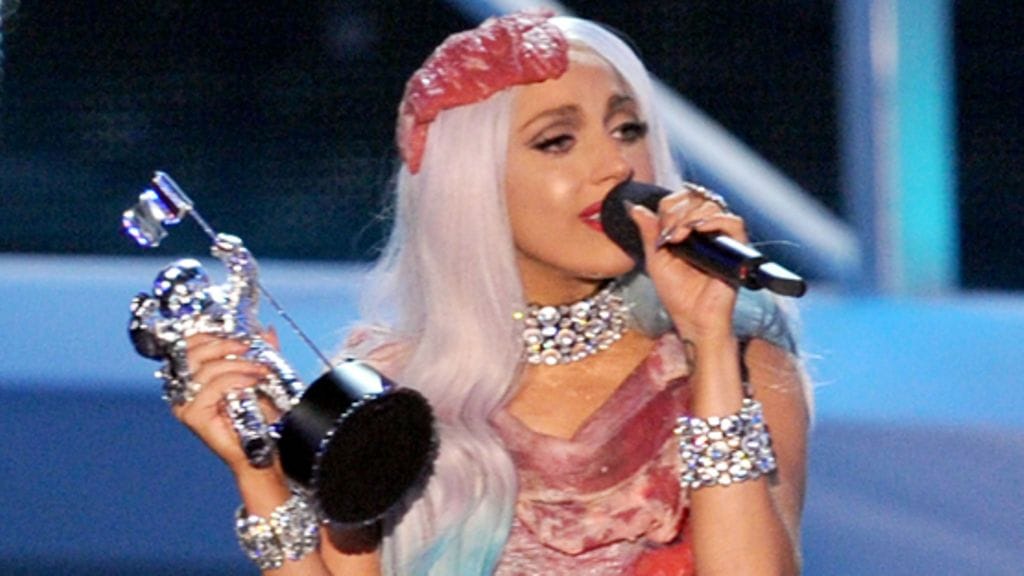 Lady Gaga pukeutuneena pekoniin MTV Music Video Awardseissa 2010