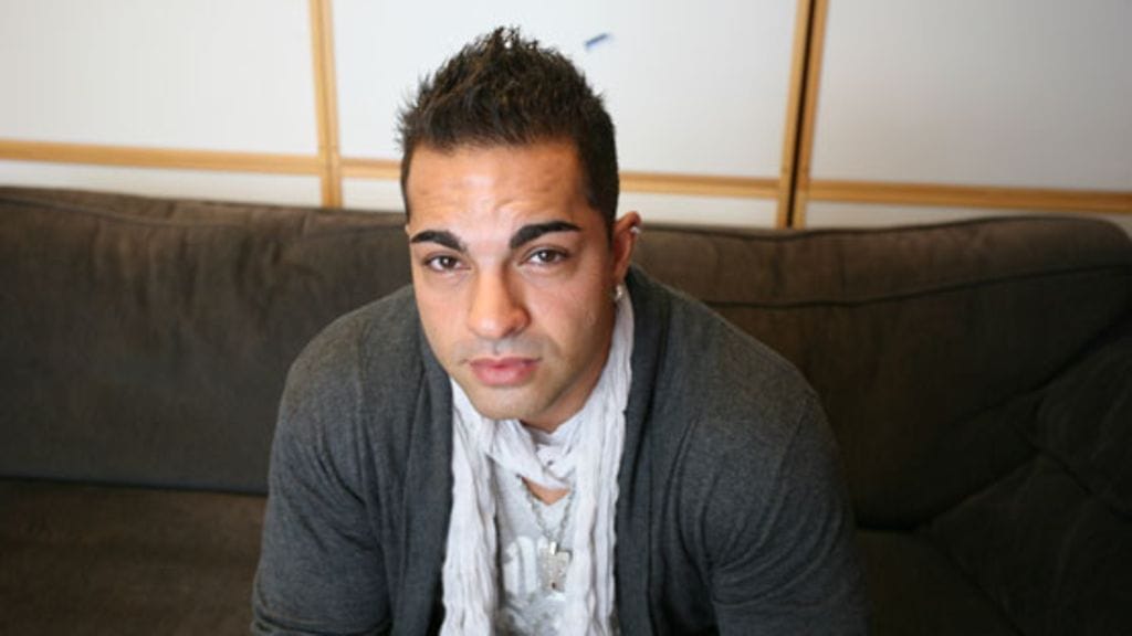 Pezhman Ahmadi ajaa huippukalliilla urheiluautolla.