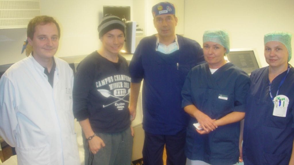 Antti Tuisku antoi silmänsä heidän haltuunsa: Team Femtolasik operoi Antin näön kuntoon tänään Tampereella. Keskellä Antin vieressä silmäkirurgi Juhani Pietilä.