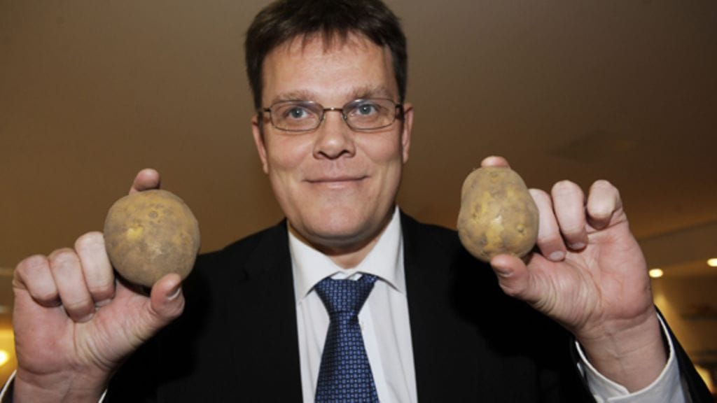 Jarmo Korhonen ja vaaliaseet.