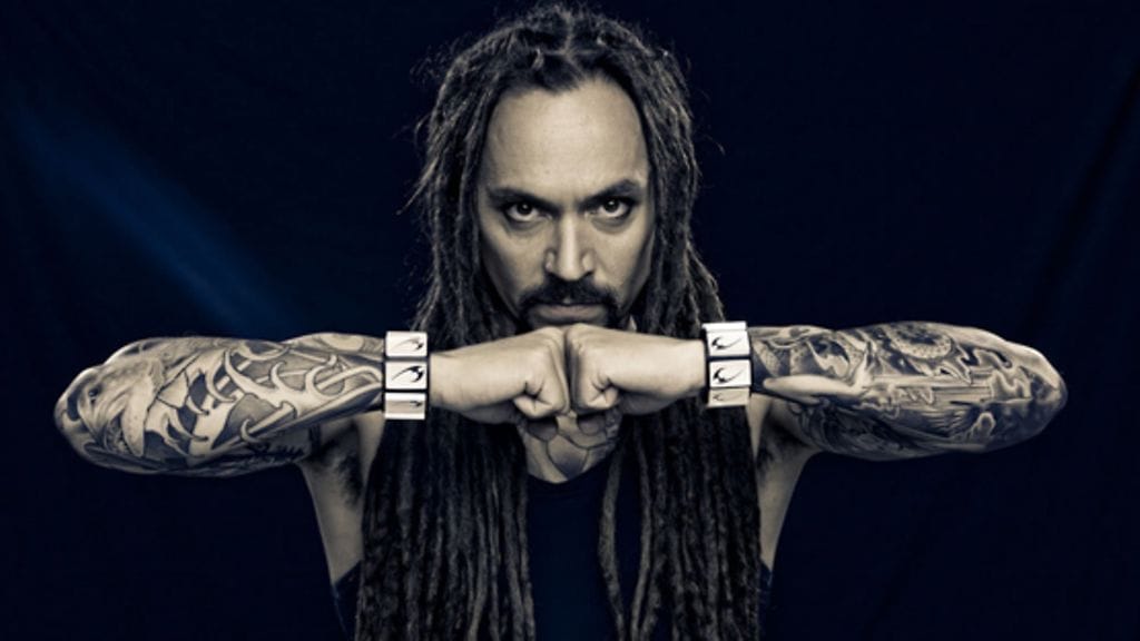 Amorphis-solisti Tomi Joutsen nähdään Kalevala Korun mainoskampanjassa.